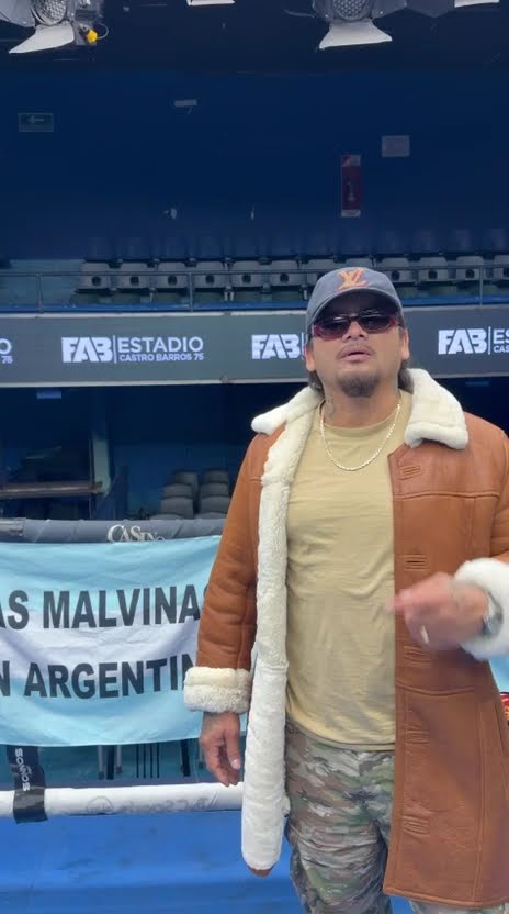 Marcos 'El Chino' Maidana hablando a cámara junto al ring de la Federación Argentina de Box
